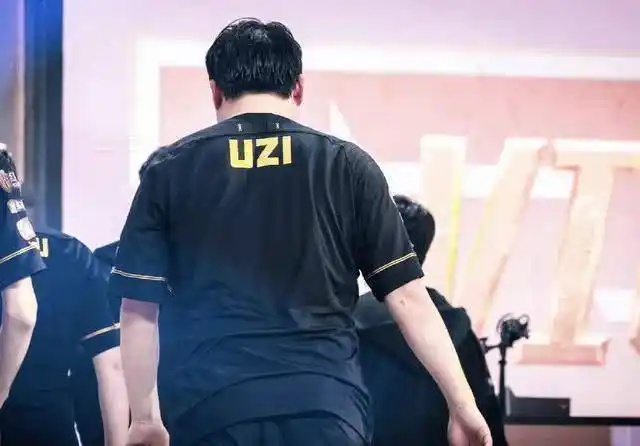 而同样英雄联盟官方也将自己的官方推特账号的头像以及背影改成了uzi