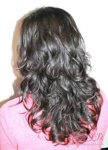 中长黑发适合什么卷发 黑色大卷发好看吗
